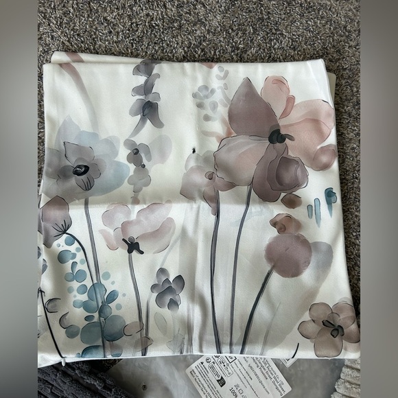 Bundle of six throw pillow covers measuring approximately 16x16 - Picture 5 of 7